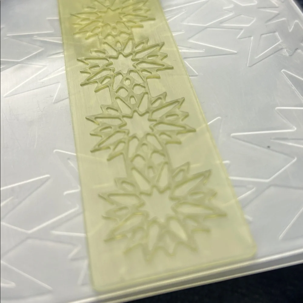 Like New Anna Griffin Cuttlebug Cricut Christmas Embossing Folders Set of 3 snow